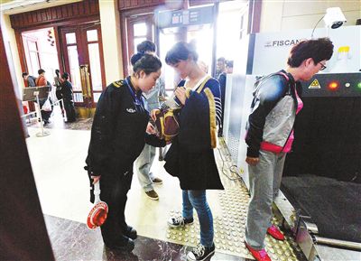 北京兩大火車(chē)站售票廳昨日啟動(dòng)安檢機檢測程序[圖]